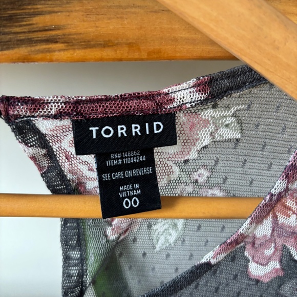 Torrid 00 Floral Sleeveless Blouse - Picture 4 of 5